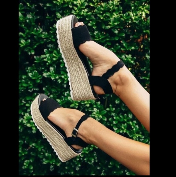 Black Scalloped Espadrille platform sandal - Picture 3 of 9